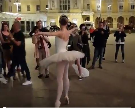 Bolşoy Tiyatrosu'nun balerini taraftarlara bale yaptırdı