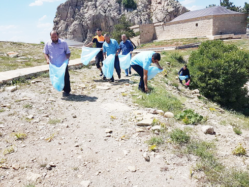 TAœRBEDE A‡EVRE TEMiZLiĞi YAPTILAR