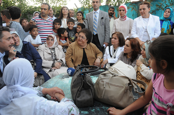 AKPç™li Güldan Akşit: A‡ocuğu dağda olan anneleri de baş tacı yapıyoruz