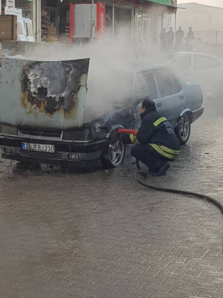 Seyir halindeki otomobil yandı