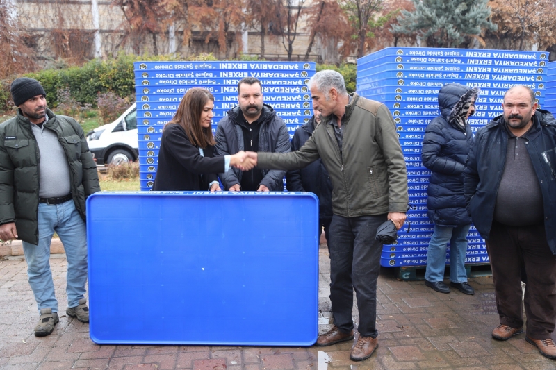 Ergani Belediyesi  pazar esnafına tezgah dağıttı