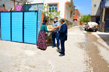 Ergani Belediyesinden maddi durumu düşük vatandaşlara gıda yardımı