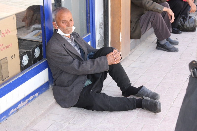 Ergani'de 65 yaş ve üstü vatandaşlar yeniden sokağa çıktı
