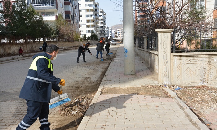 Ergani’de kent temizlenmeye devam ediyor