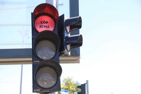 Ergani’de Trafik Işıklarında “Çöp Atma” uyarısı