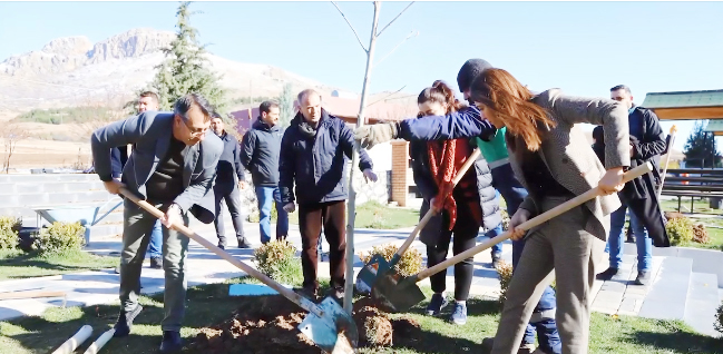 Eş Başkanlar parklarda ağaç dikimine katıldı