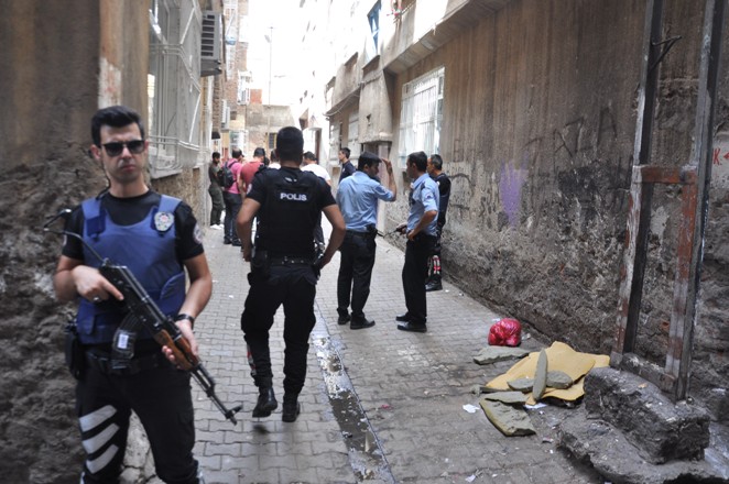 Şizofreni hastası polisi yaraladı