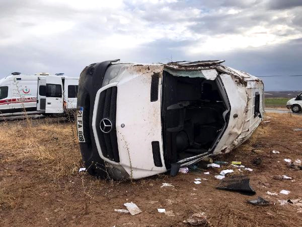 A–ğretmenleri Taşıyan Minibüs Devrildi: 2'si Ağır 10 Yaralı