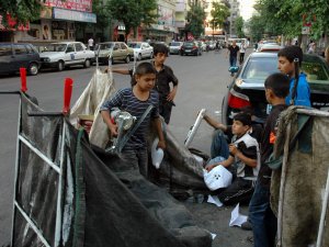 Yaşıtları tatilde onlar ekmek parası peşinde