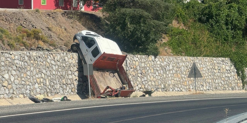 Park halindeki kamyonet, kayarak istinat duvarından düştü