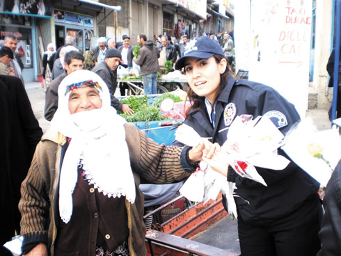 POLiS KADINLARA KARANFiL DAĞITTI