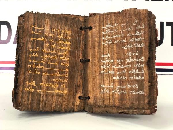 1300 Yıllık Altın Yazmalı Kitap Ele Geçirildi