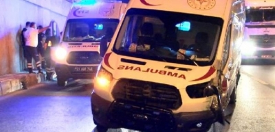 Ambulans otomobile çarptı: 3 yaralı