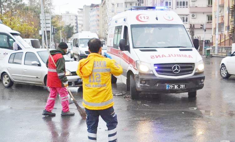 Ambulansa ile otomobil çarpıştı