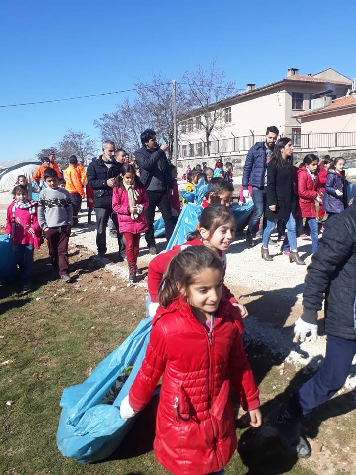 A‡evreci Başkan Kartalmış A–ğrencilerle A‡öp Topladı