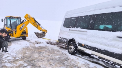 Diyarbakır’da servis aracı kara saplandı: Öğretmenler mahsur kaldı