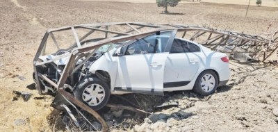 Ergani’de araç elektrik direğine çarptı; 4 yaralı