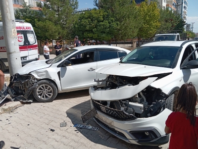 Ergani'de iki otomobil kafa kafaya çarpıştı; 3 yaralı