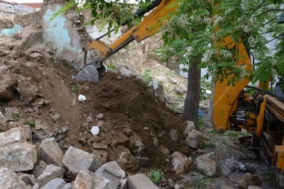 Ergani’de metruk binalar yıkılıyor