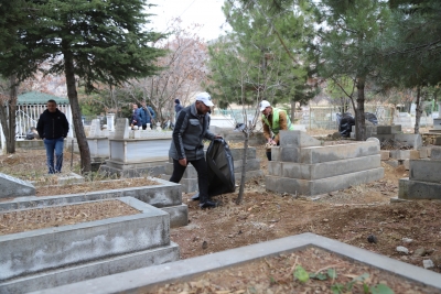 Ergani’de mezarlıklar temizlendi