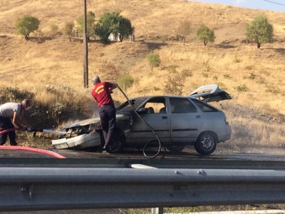 Ergani'de seyir halinde alev alan otomobil kullanılmaz hale geldi