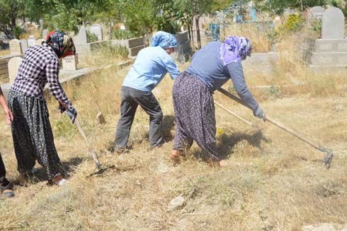 Camilerin ve mezarlıkların temizliği yapıldı