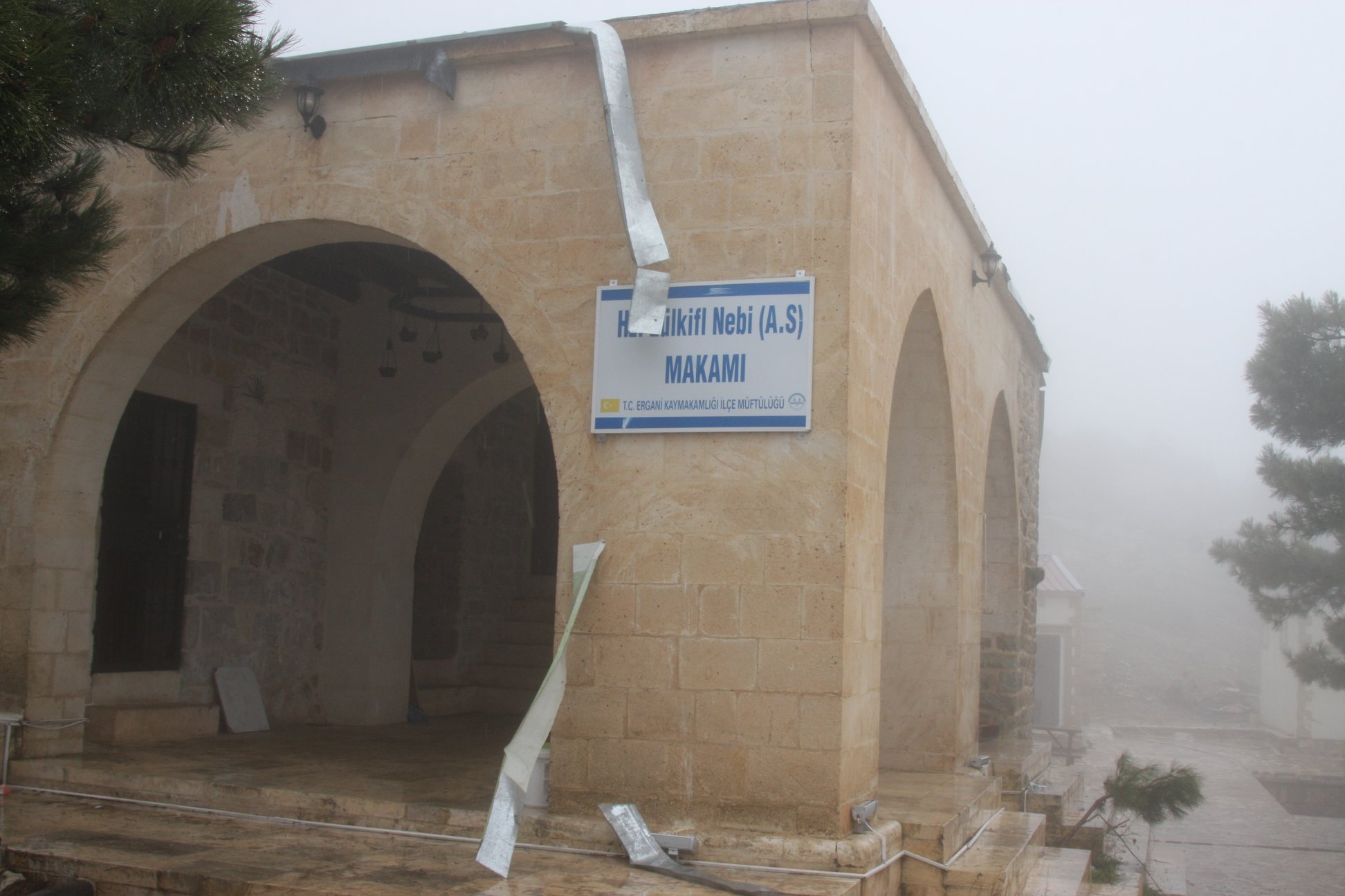 Zülküf Peygamber Makamının kurşun levhaları çalındı