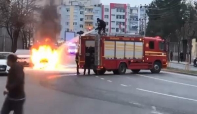 Otomobilin seyir halindeyken alev aldı