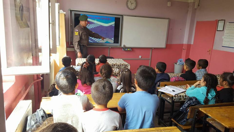 Ergani'de Jandarma'dan öğrencilere trafik eğitimi